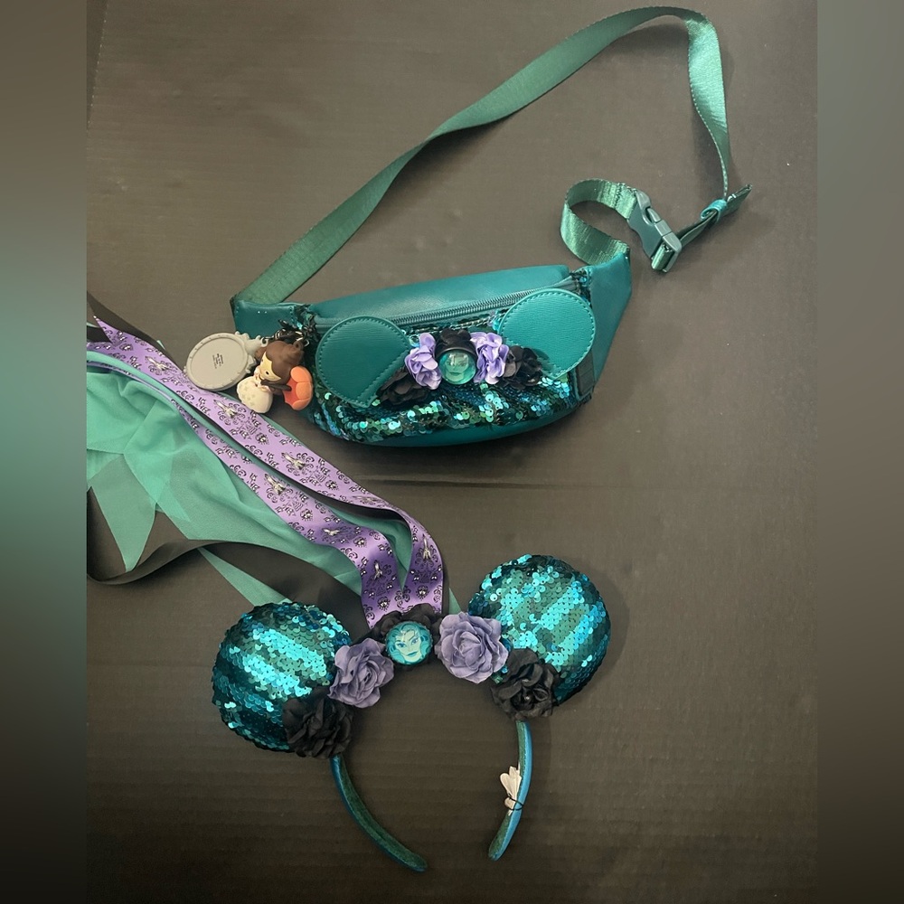 Disneyland Minnie Mouse Main Attraction Ears and Fanny pack set.